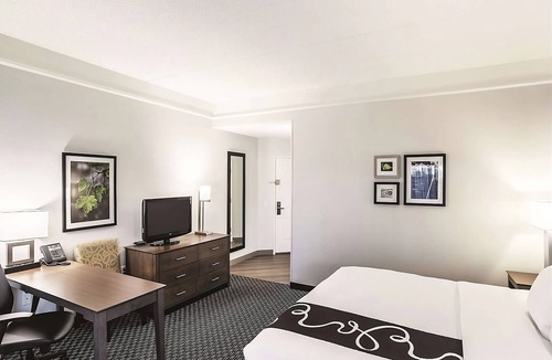 Woodlands Village Hotel | Relax in a Cozy Hotel Room w/Poolside Loungers & Hot Tub Access