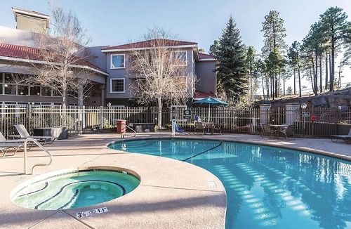 Woodlands Village Hotel | Relax in a Cozy Hotel Room w/Poolside Loungers & Hot Tub Access