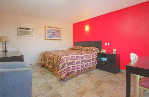 Weslaco Hotel | Relax in King Room | Budget-Friendly & Ideal Weslaco Short Stay