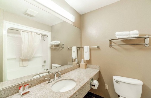 Beeville Hotel | Relax in Three Queen Rooms w/Private Bath Ideal for Budget Travelers