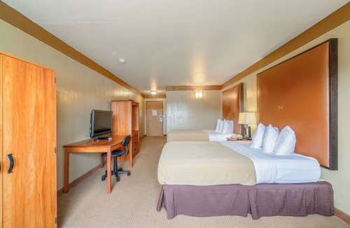 Beeville Hotel | Relax in Three Queen Rooms w/Private Bath Ideal for Budget Travelers