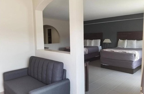 North Shore Hotel | Relax in Tranquil Room Near Dinings, Ideal for Budget-friendly & Relaxing Stays