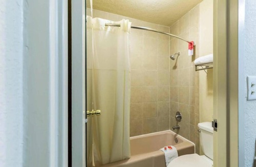 North Shore Hotel | Relax in Tranquil Room Near Dinings, Ideal for Budget-friendly & Relaxing Stays