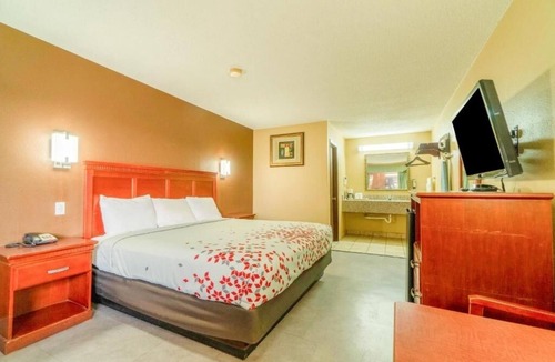 Denver City Hotel | Relax in Well-Equipped Room Perfect for Nearby Exploration