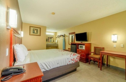 Denver City Hotel | Relax in Well-Equipped Room Perfect for Nearby Exploration