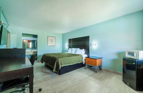 Harlingen Hotel | Relax King Bed Room Near Harlingen Municipal Golf Course - Great Location