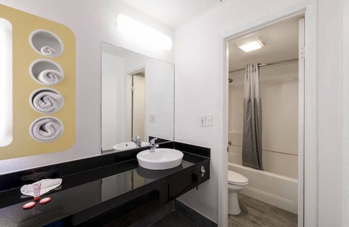 Memorial Hotel | Relaxed, Budget-Friendly Room Close to City Centre Plaza & Parks, Free Parking