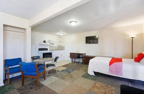 Alpine Hotel | Relaxing Alpine Stay Near Trails – Comfort Awaits You in Pet-Friendly Room