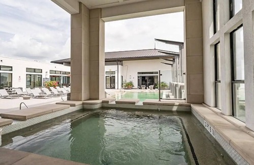 Greenway Plaza-Upper Kirby Apartment | Relaxing Flat + Pool + Gym