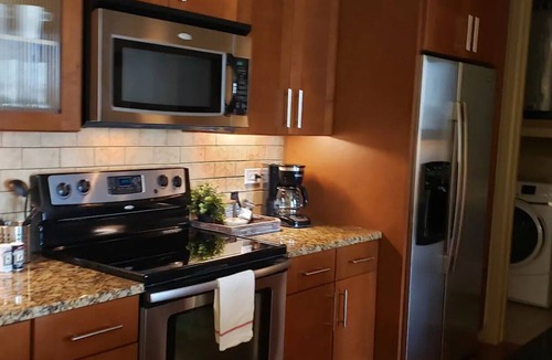 Greenway Plaza-Upper Kirby Apartment | Relaxing Flat + Pool + Gym