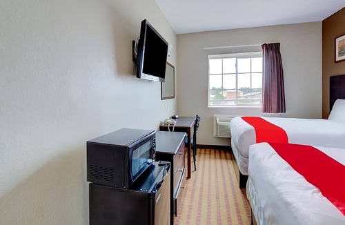 Dilley House | Relaxing Hideaway in Dilley! 3 Convenient Units! Free Breakfast, Onsite Parking!