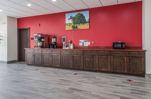 Katy Hotel | Relaxing Hideaway to Katy! FREE BFast & Parking, Near Leonard E. Merrell Center!