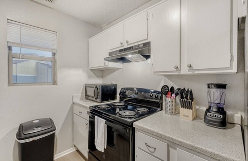 Austin Apartment | Relaxing King Suite Getaway | Sleeps 4 | Pool, Pkg