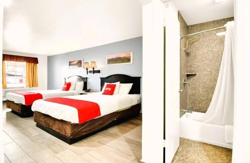 Oakville Hotel | Relaxing Room Close to Choke Canyon – Free Parking, Pet Allowed & Pool