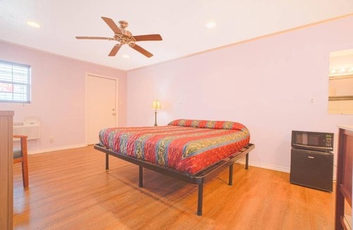 Corpus Christi Hotel | Relaxing Room Minutes from Mustang Island