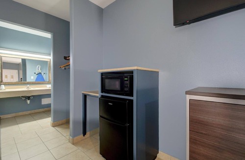 Weslaco Hotel | Relaxing Room Near Downtown Weslaco – Just 1.7 Mi Away! | Free Parking
