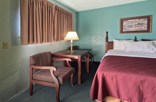 Vega Hotel | Relaxing Room w/2 Full Beds – Near Dining and Historic Route 66 Sights