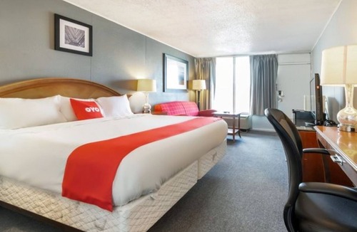 Jennings Hotel | Relaxing King Unit! Close to Golf Course, Large Bed, High-Speed Wi-Fi Included!