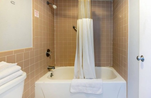 Jennings Hotel | Relaxing King Unit! Close to Golf Course, Large Bed, High-Speed Wi-Fi Included!