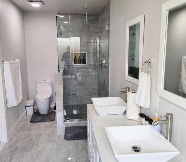 Richardson House | Resort-Style Home - Hot Tub, Mini Golf, Gym, 1G WiFi