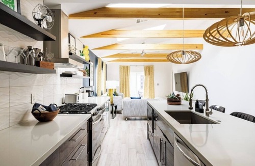 Camelback East House | Retro Mid-Mod Vibes Getaway (Centrally Located)
