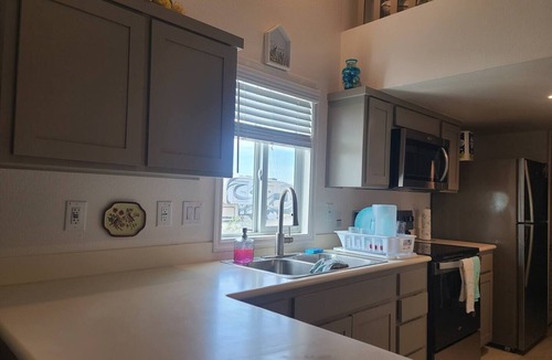 Ehrenberg Cabin | River Tiny Home~Private Beach Pool/Spa/Gym watercraft launch, clubhouse. Relax!