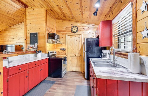 Hochatown Cabin | Riverfront Fishing Cabin | 3BR Sleeps 6 | Great Weekday Rates