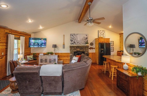 Heber Springs Cabin | Riverfront Little Red Trout Cabin, Hot Tub & Views