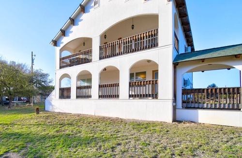 Ingram House | Riverview Lower, 2BR/1BA, Balcony, Sleeps 6