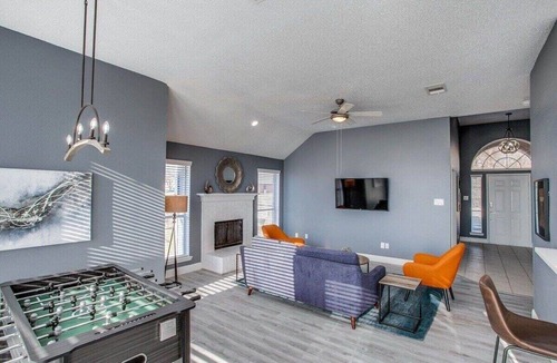 Elmo House | Rockwall Retreat: Walk to the Lake