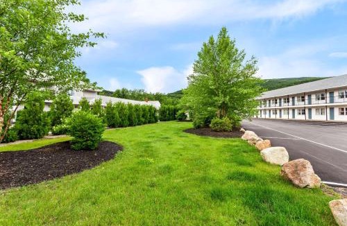 Gorham Hotel | Rodeway Inn Gorham Riverside