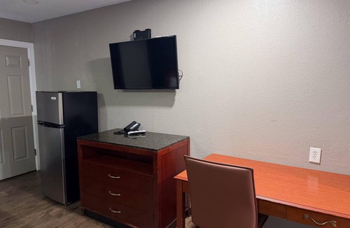 Ada Hotel | Rodeway Inn & Suites