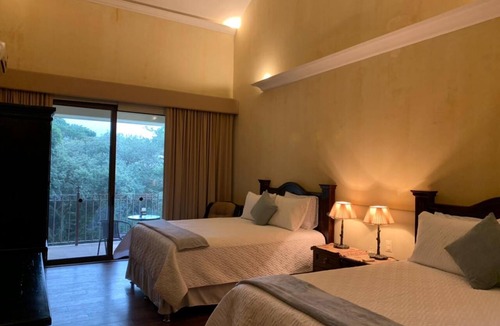 Alotenango Villa | Romantic bedroom lock-off villa Exelsa