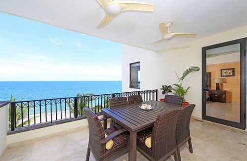Colonia 5 de Diciembre Condo | 😍ROMANTIC GETAWAY😍AMAZING OCEAN VIEWS -HOP, SKIP & JUMP TO THE BEACH -GR8 POOL