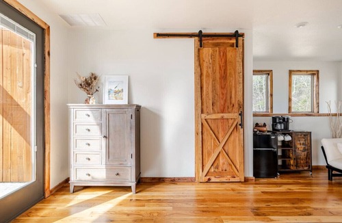 Flint Cabin | Romantic Lakefront Cabin 1BR Pvt Hot Tub & Dock