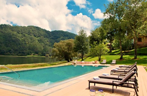 Mascota Cabin | Romantic Lakeside 1 Bedroom Cabin
