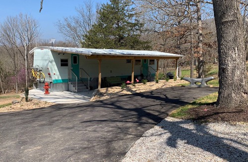 Omaha Cabin | Romantic Retro! Pool 💦 Relax Quiet Cozy Bungalow Nature Branson & Cricket Creek
