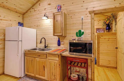 Harper Apartment | Romantic Wine Country Cabin Near Fredericksburg