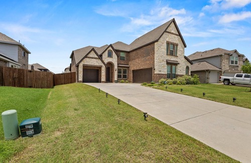 Dallas House | Rooftop Bliss 4br with Crib/office Space, Free parking/AC with WiFi in Mesquite