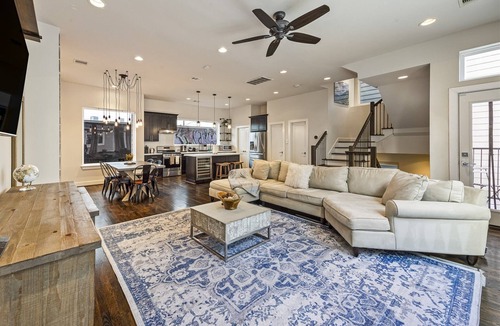 East Downtown Houston House | Rooftop EaDo Nr Downtown | Yard BBQ Games WiFi