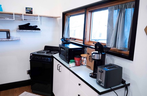 Chestnut Apartment | Rooftop Modern Movie House ❤️ East Austin Studio | Free Parking | Near Downtown