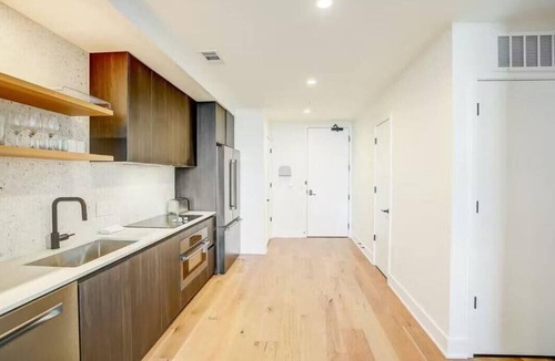 Rainey Street Historic District Condo | Rooftop Pool East Cider by Barcle