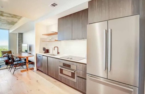 Rainey Street Historic District Condo | Rooftop Pool East Cider by Barcle