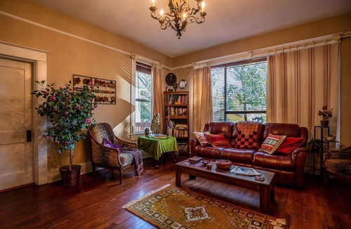 Sulphur Springs Hotel | Room Rental Near Downtown Sulphur Springs - Historic Mitchell House