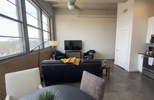 South Richmond Apartment | Root & Bloom - 2bd/2ba