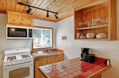 Cobb Hotel | Rouge Cobb Mountain Hotel - Cabin 5
