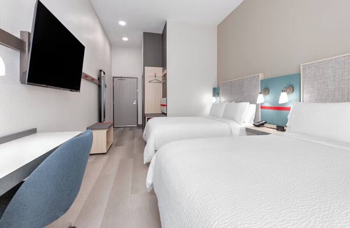 Davis Spring Commercial Hotel | Round Rock Center, 2 Queen Studio, Gym & Breakfast