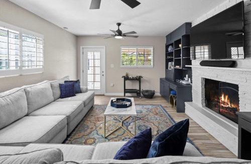 Pomelo Park House | Royal Modern -Stylish Home with Casita and Grille