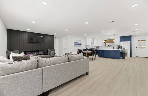 Park Central House | Royal Oaks Haven: 3 Bedrooms With Nature & Style