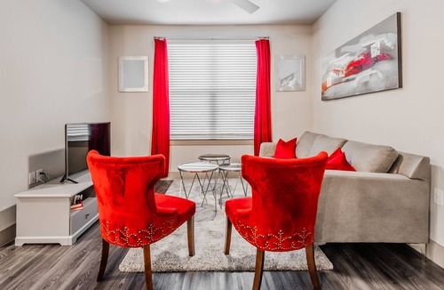 Farmers Branch Apartment | Ruby Rose Retreat🌹 w/Poolside view+ Fast WiFi